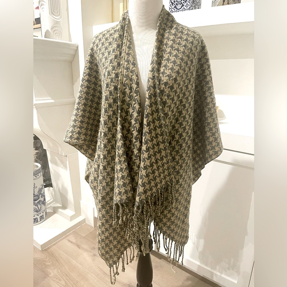 Echo Grey and beige houndstooth poncho wrap shawl cape sweater 100% acrylic
